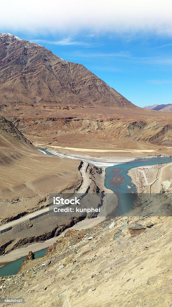 Indus al río y las montañas - Foto de stock de Río Indo libre de derechos