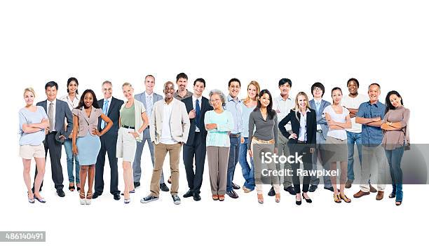 Gruppo Multietnico Persone Di Business Casual In Posa - Fotografie stock e altre immagini di Gruppo di persone
