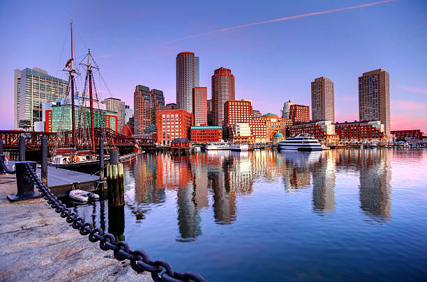 ボストンのスカイラインに harborwalk - boston skyline city massachusetts ストックフォトと画像