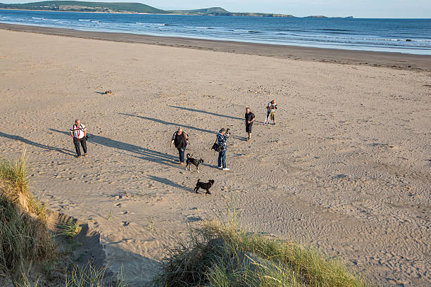 pięć fotografowie w akcji na plaży - wales beach editorial people zdjęcia i obrazy z banku zdjęć