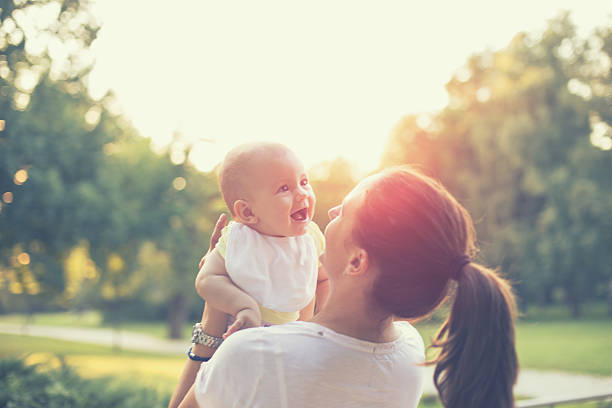 madre con bebé en el parque - baby mother summer park fotografías e imágenes de stock