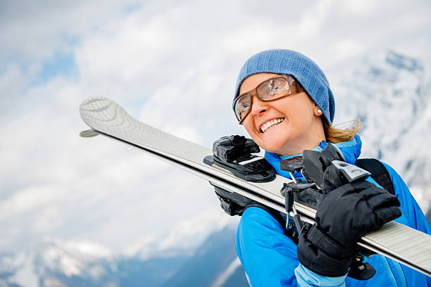 woman skiing at wintertime - snow glasses - fotografias e filmes do acervo