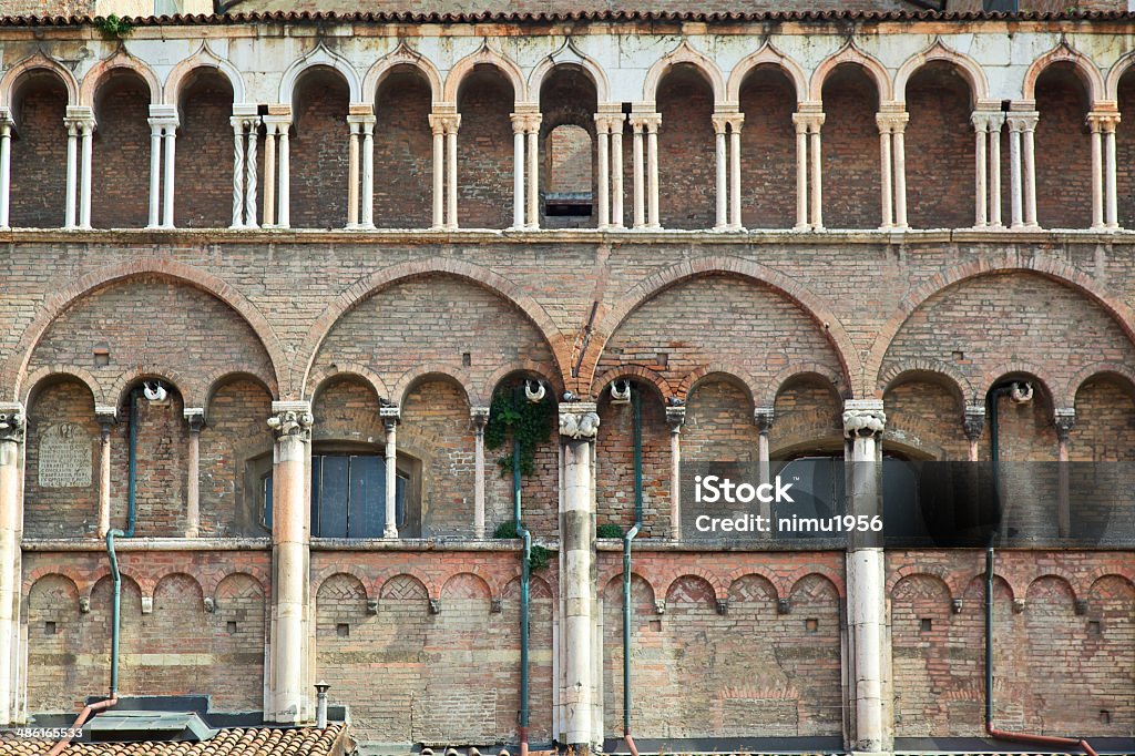側面フェラーラ大聖堂（エミリアロマーニャ、イタリア） - イタリアのロイヤリティフリーストックフォト