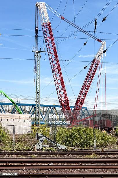 Un Sitio De Construcción De Puente De Ferrocarril Foto de stock y más banco de imágenes de Acero - Acero, Alto - Descripción física, Amarillo - Color