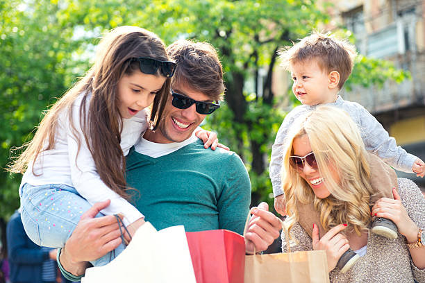 istock Family in shopping 486168123