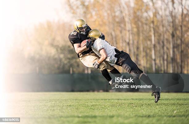 Amerikanisches Fußballaction Stockfoto und mehr Bilder von Amerikanischer Football - Amerikanischer Football, Football - Spielball, Sportlicher Zweikampf