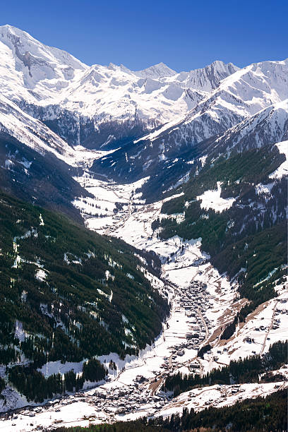 tuxtal valley en austria alpes - snowboard non urban scene woods snowboarding fotografías e imágenes de stock