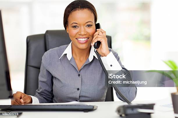 アフリカ系アメリカ人の加入電話を使用してビジネスウーマン - 電話を使うのストックフォトや画像を多数ご用意 - 電話を使う, 1人, よそいきの服