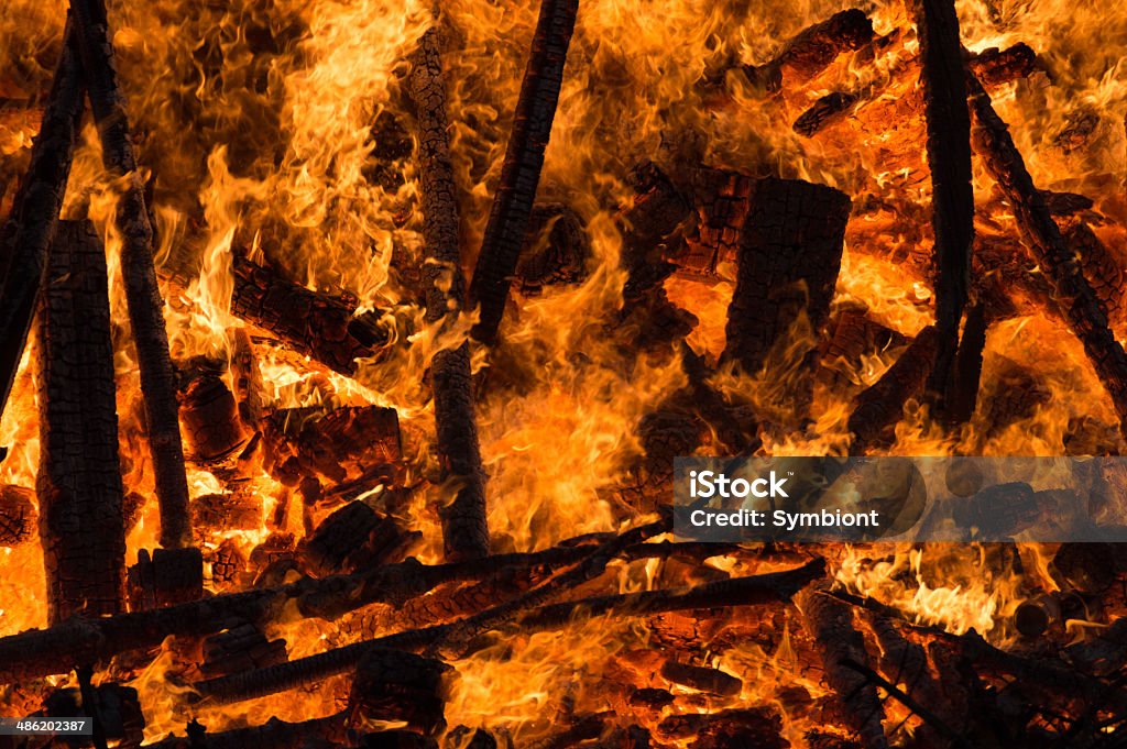 Огонь Бушующее пламя - Стоковые фото Pinaceae роялти-фри