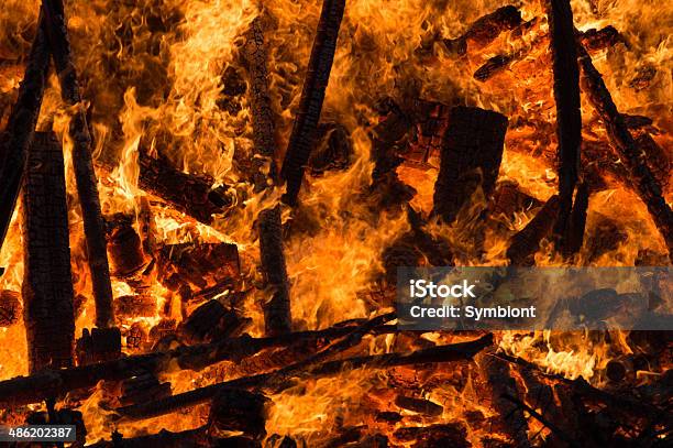 Огонь Бушующее Пламя — стоковые фотографии и другие картинки Pinaceae - Pinaceae, Аварии и катастрофы, Ад
