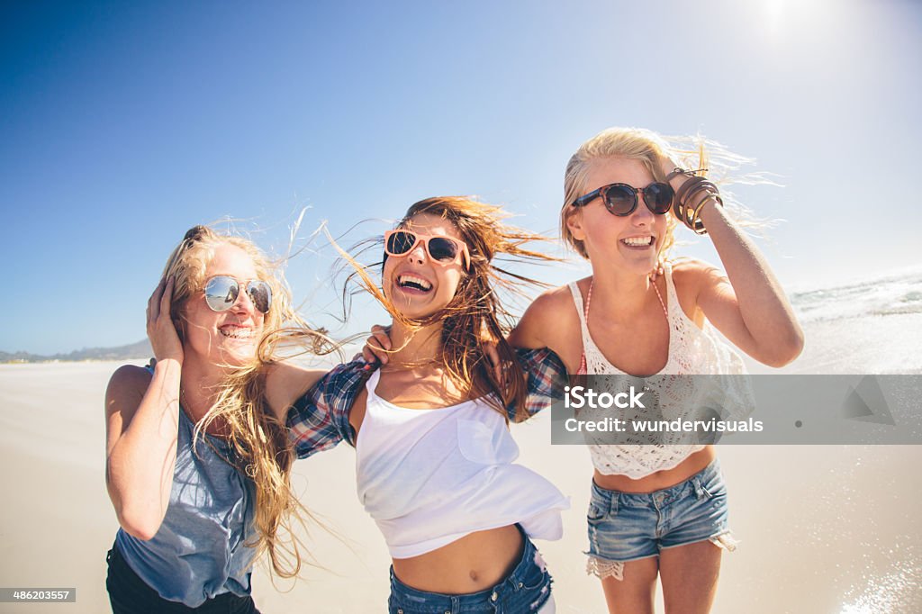 Meninas rindo na praia - Foto de stock de Amizade royalty-free