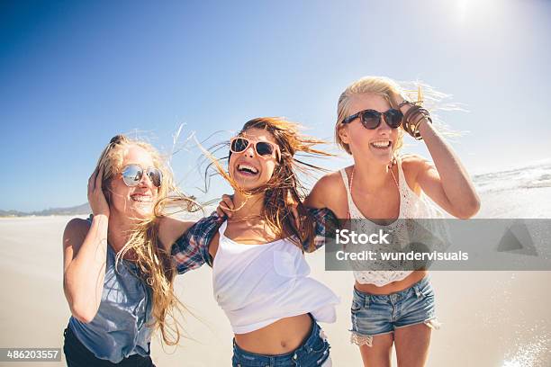 Foto de Meninas Rindo Na Praia e mais fotos de stock de Amizade - Amizade, Adolescente, Adolescentes Meninas