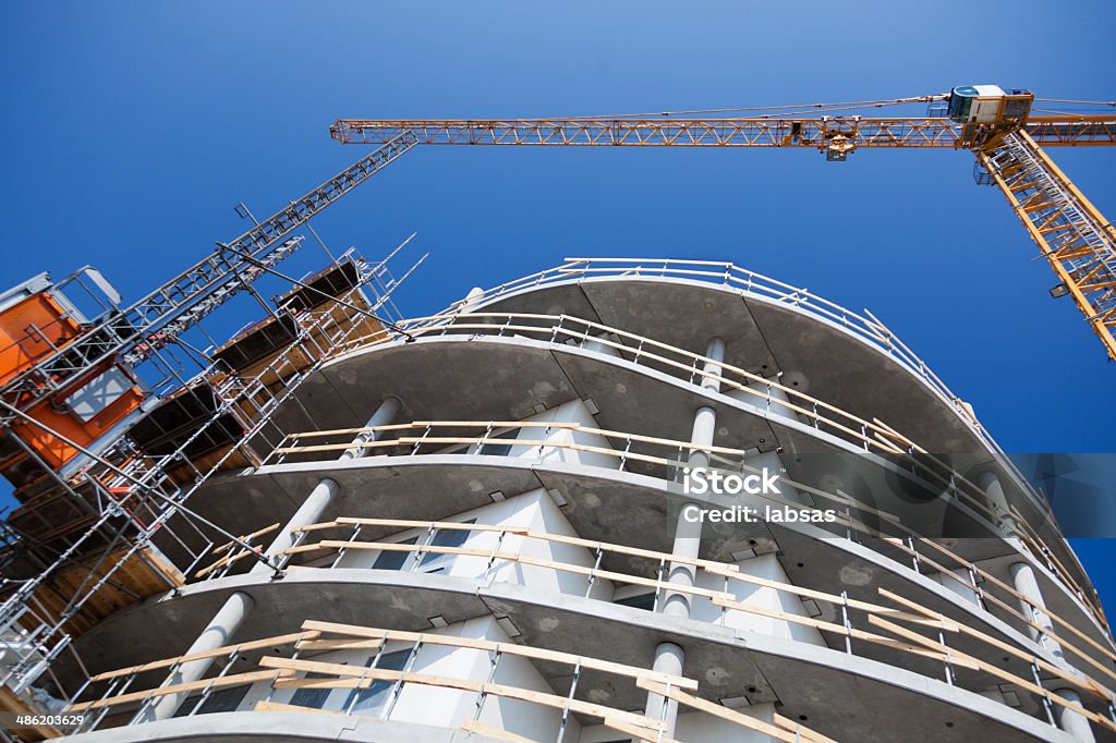 Baustelle.  Neue apartment building. blauen Himmel. - Lizenzfrei Architektonische Säule Stock-Foto