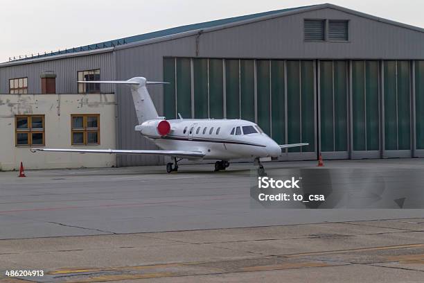 Jet Avión Privado Foto de stock y más banco de imágenes de Aeropuerto - Aeropuerto, Asfalto, Aviación general