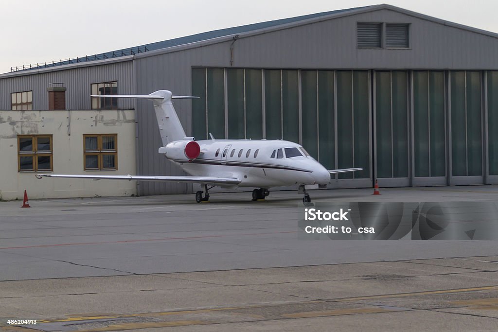 Prywatny Samolot odrzutowy - Zbiór zdjęć royalty-free (Asfalt)