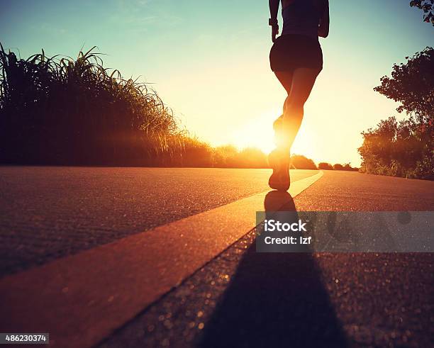 Young Fitness Mujer Corriendo En Sunrise Sendero Junto Al Mar Foto de stock y más banco de imágenes de 2015