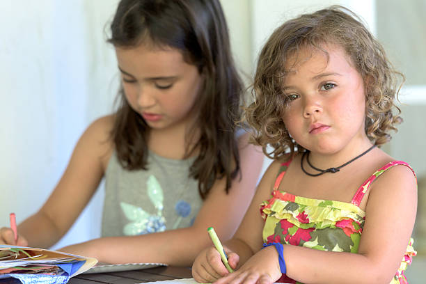 niñas en la escuela dibujo - schoolgirl little girls crayon human face fotografías e imágenes de stock