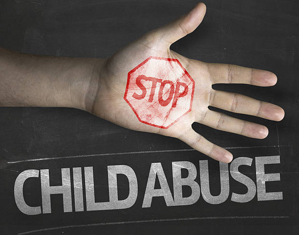 spannende und kreative komposition mit der nachricht haltestelle kindesmissbrauch - stop child stop sign child abuse stock-fotos und bilder