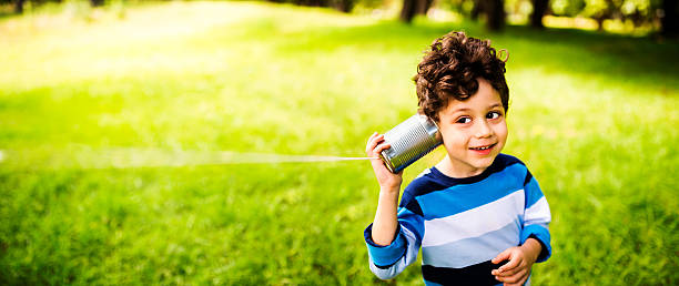ребенок коммуникации концепция - telephone can communication tin can phone стоковые фото и изображения
