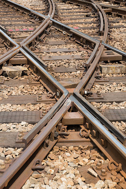 ferrovia de corrida - railroad track uncertainty freight transportation choice - fotografias e filmes do acervo