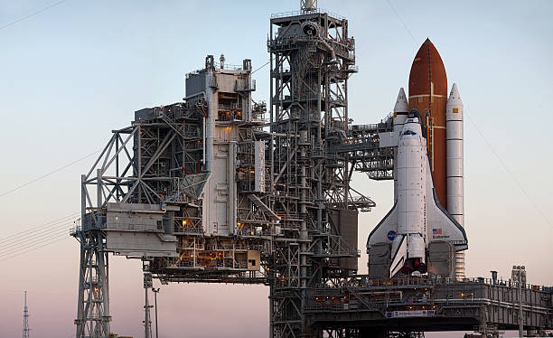 sts - 134): space shuttle endeavour il launchpad - space shuttle endeavor foto e immagini stock