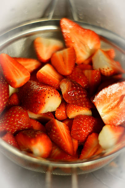 cutted 딸기 있는 시프터 - washing fruit preparing food strawberry 뉴스 사진 이미지