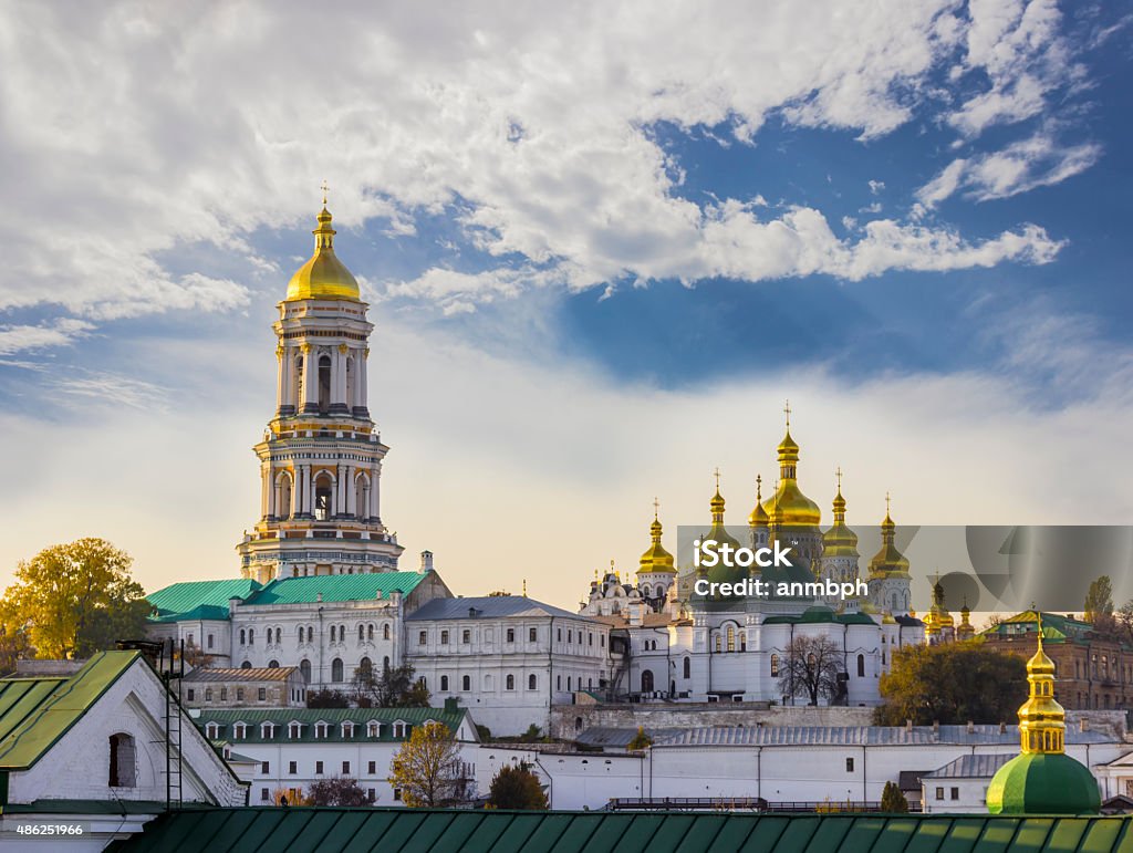 Laure des Grottes de Kiev-contre le ciel avec nuages de l'automne - Photo de Ukraine libre de droits