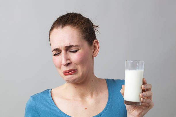 20 s girl aversão no branco com proteínas de líquidos de dieta - foto de acervo