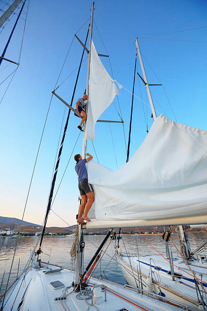 equipe marinheiros reparados pedaços de barco a vela - school sport high up tall - fotografias e filmes do acervo