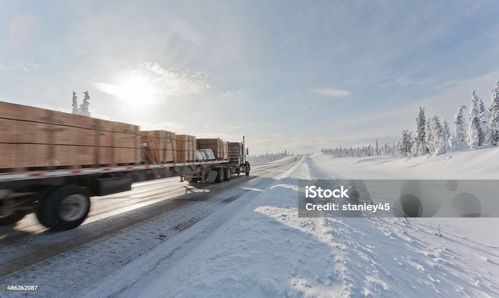 Straßenfracht in die entlegenen Winter Wilderness - Lizenzfrei Alaska - US-Bundesstaat Stock-Foto