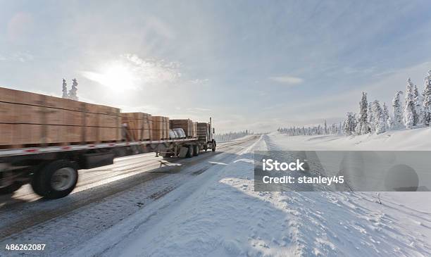 Straßenfracht In Die Entlegenen Winter Wilderness Stockfoto und mehr Bilder von Alaska - US-Bundesstaat - Alaska - US-Bundesstaat, Arktis, Dienstleistung
