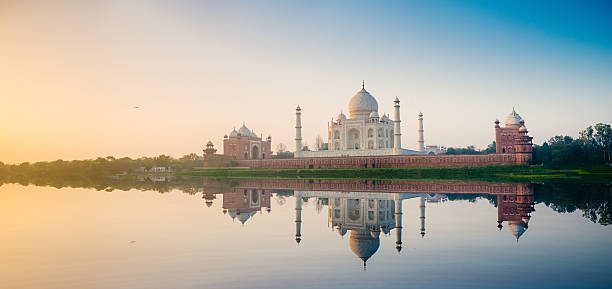 taj mahal, agra indien - yamuna river stock-fotos und bilder