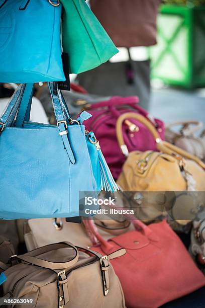 Taschen Im Streetmarkt Stockfoto und mehr Bilder von Blau - Blau, Braun, Einige Gegenstände - Mittelgroße Ansammlung