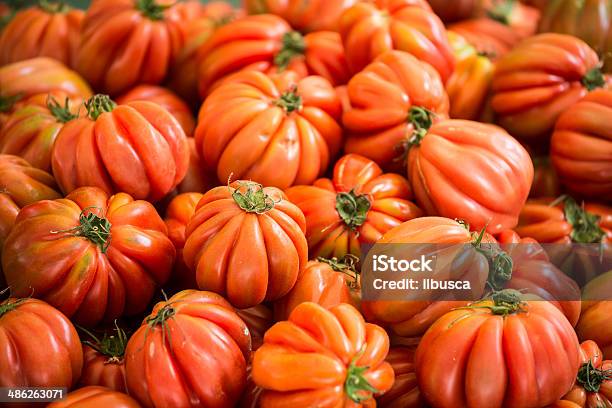 De Carne De Res O De Tomate Coeur De Boeuf En Street Market Foto de stock y más banco de imágenes de Aire libre