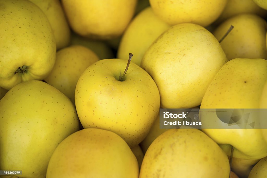 Giallo mele nel mercato di strada - Foto stock royalty-free di Ambientazione esterna