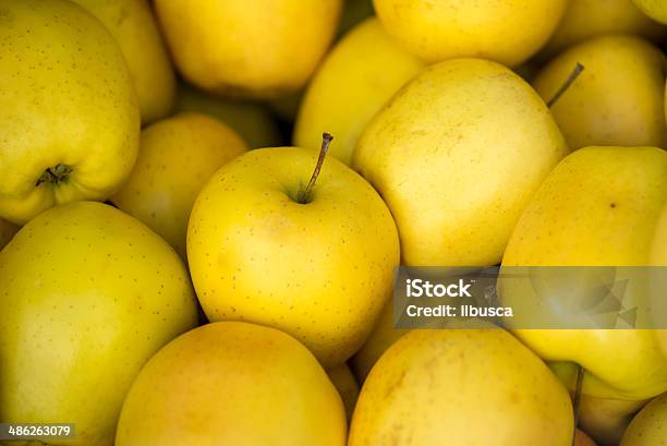 Giallo Mele Nel Mercato Di Strada - Fotografie stock e altre immagini di Ambientazione esterna - Ambientazione esterna, Cibi e bevande, Cibo