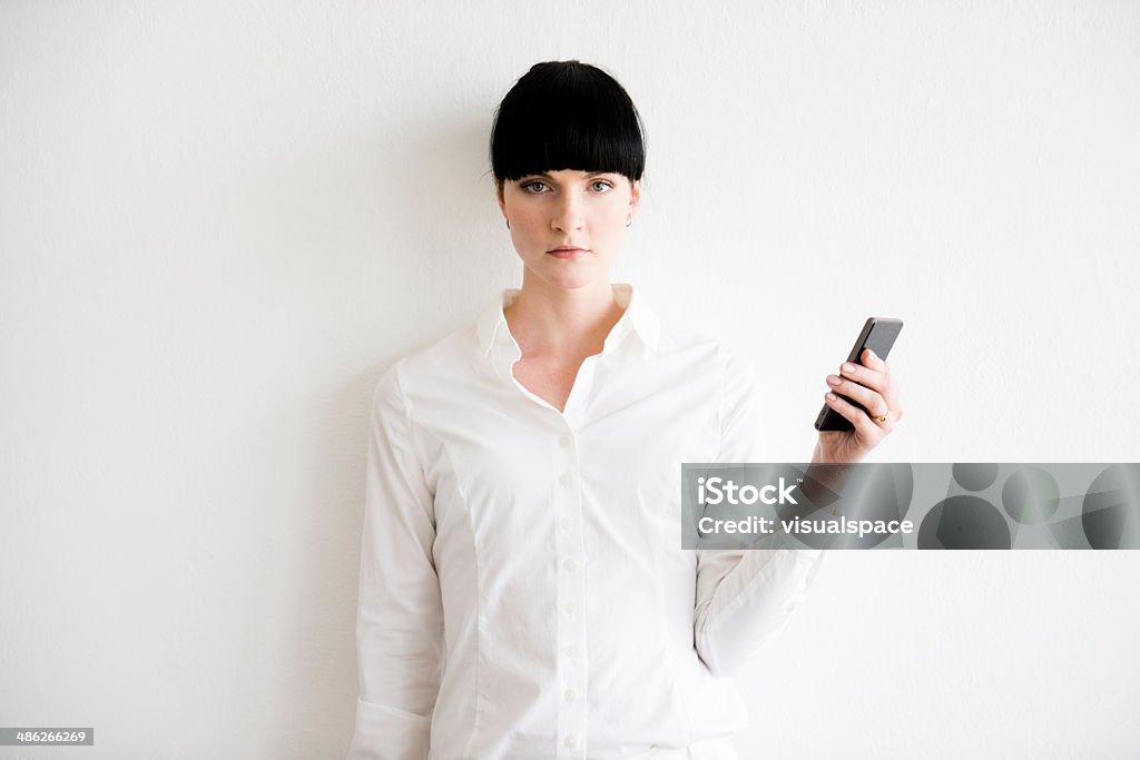 Mujer joven con smartphone - Foto de stock de 20 a 29 años libre de derechos