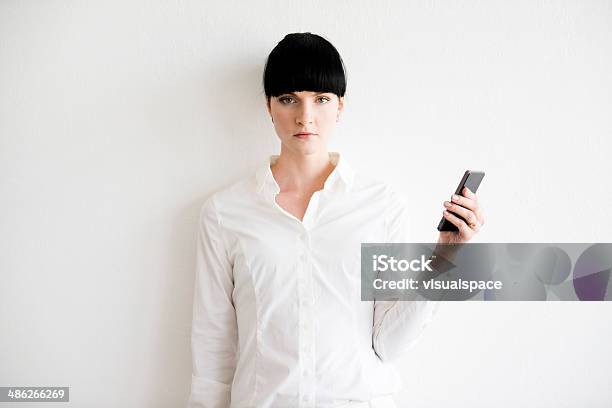 Mujer Joven Con Smartphone Foto de stock y más banco de imágenes de 20 a 29 años - 20 a 29 años, 30-39 años, A la moda