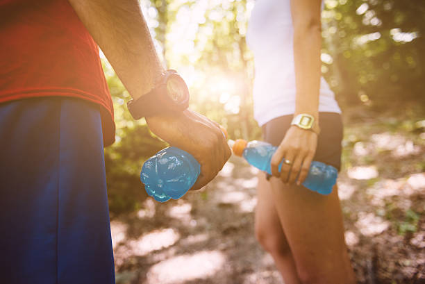 Due persone insieme su un sentiero con gli sport drink - foto stock