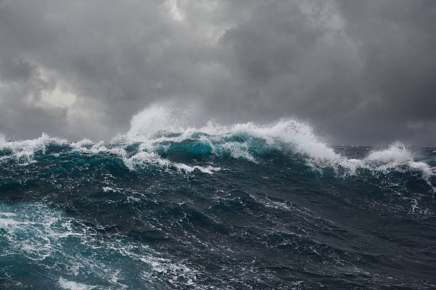 ocean wave durante la tormenta - paisaje con nubes fotos fotografías e imágenes de stock
