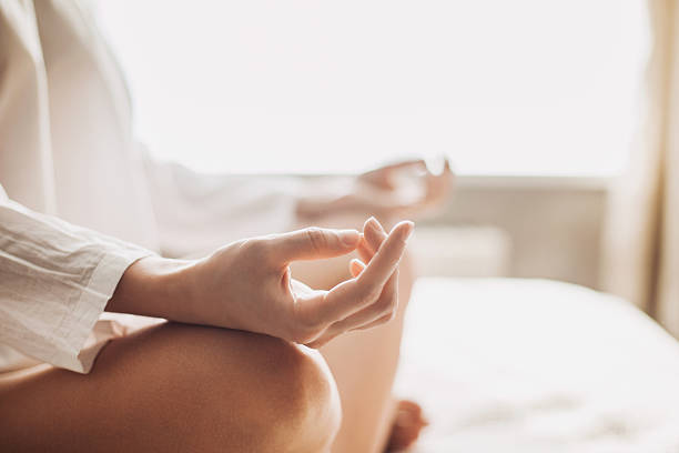 yoga en su hogar - meditation fotografías e imágenes de stock