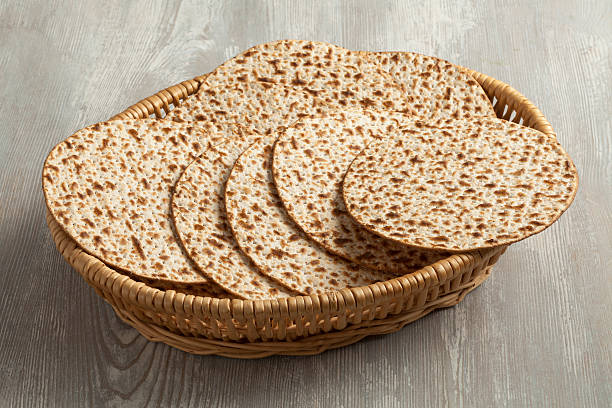 panier avec des matzah - seder passover seder plate matzo photos et images de collection