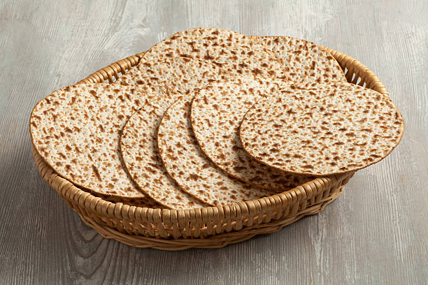 корзина свежих matzah - bread bread basket basket whole wheat стоковые фото и изображения