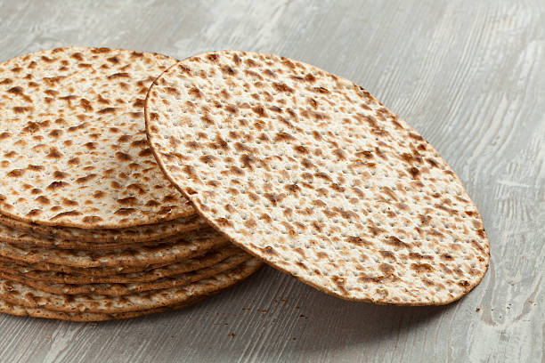 pile de matzah frais - seder passover seder plate matzo photos et images de collection