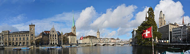 zurich panorama xxl, con bandera suiza sobre el lateral - grossmunster cathedral fotografías e imágenes de stock