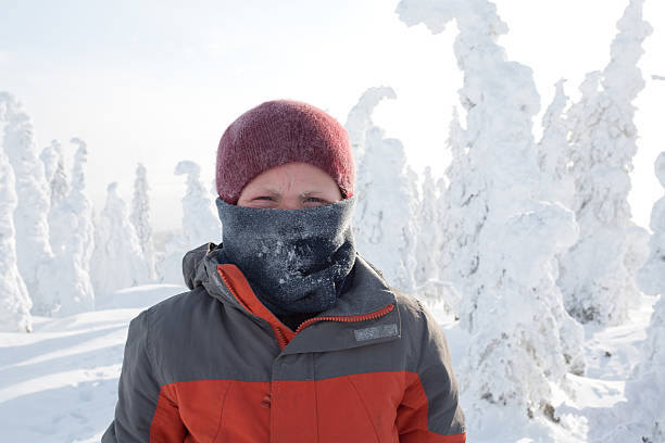 explorar uma paisagem de inverno extremo - congelação imagens e fotografias de stock
