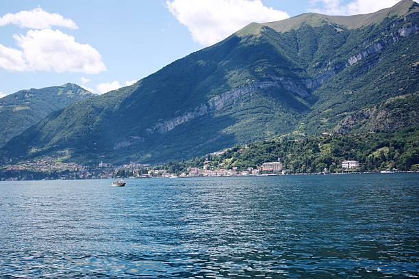 l'été de lac de côme ciel bleu avec des nuages blancs, en italie - mennagio photos et images de collection