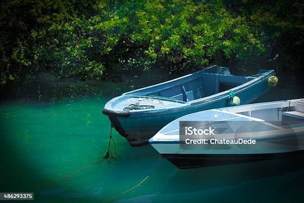 Azul Barcos Foto de stock y más banco de imágenes de Actividades y técnicas de relajación - Actividades y técnicas de relajación, Agua, Anticuado