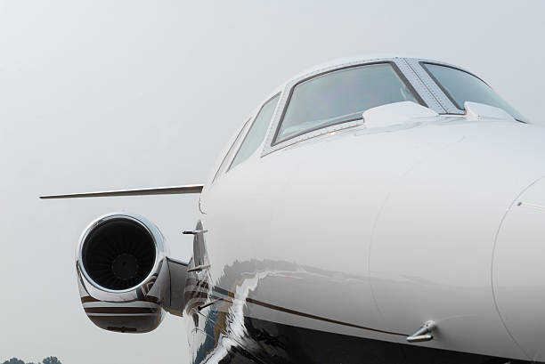 Business Jet in un giorno nuvoloso - foto stock