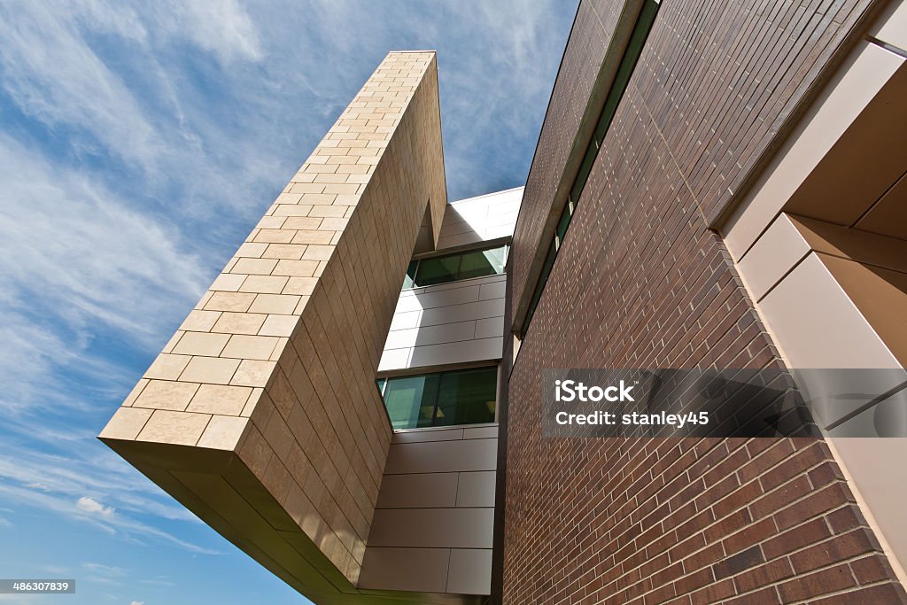 Niedrigen Winkel Blick auf futuristische Architektur mit - Lizenzfrei Abstrakt Stock-Foto